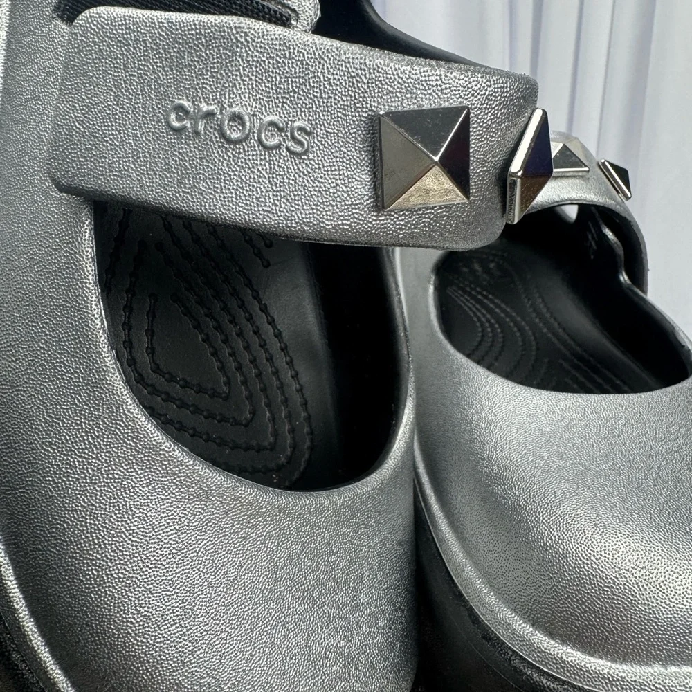 CROCS Metallic Silver Mary Jane Platform Clogs with Studded Strap Women’s Size 7